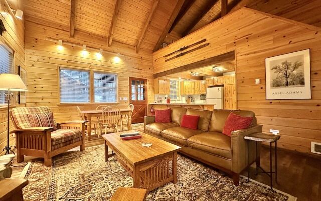 Chipmunk Lodge 2 Bedroom Home by NW Comfy Cabins by RedAwning