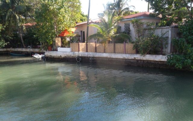 Lenox Cottage On Water