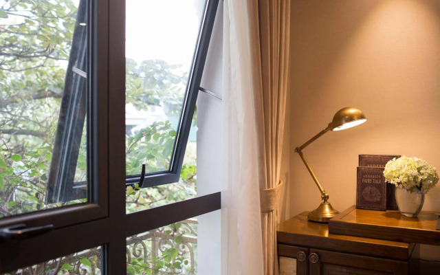 Peridot Gallery Classic Hotel