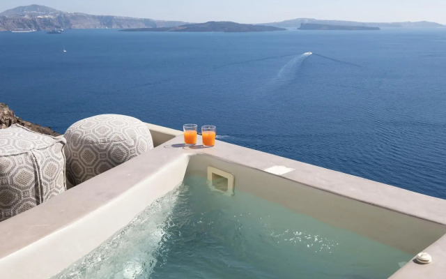 SantorOia Luxury Suites