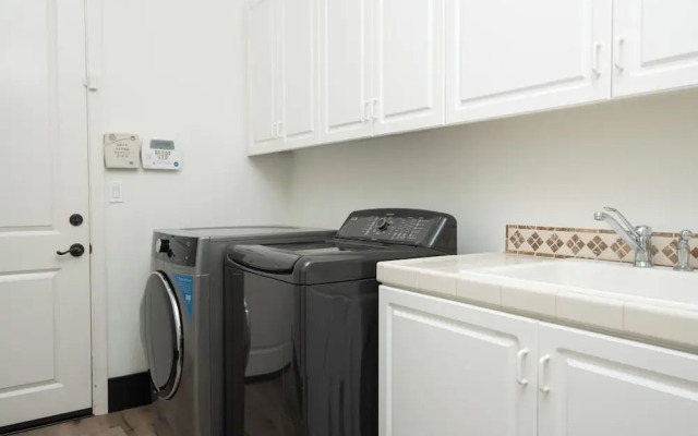 5BR Resort Style Entertainer with Pool, Spa, BBQ