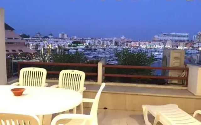 Home Out Marina Apartment