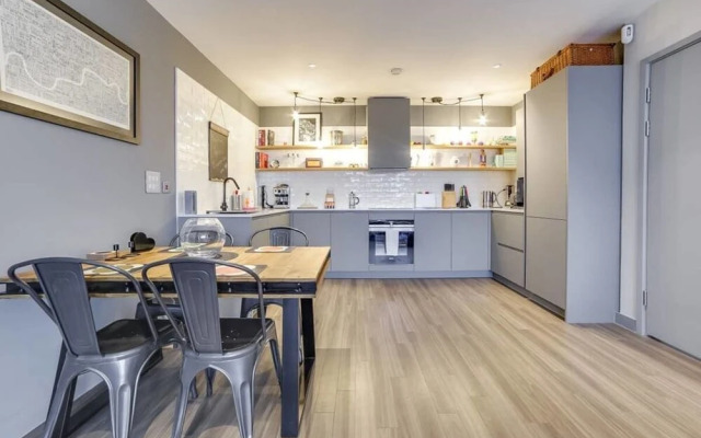 Modern 2bed W/balcony Sleeps 6 in Hackney