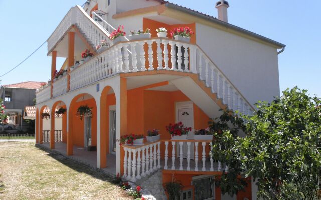 Apartment Zvone - 100 m from sea: A2 Bibinje, Zadar riviera