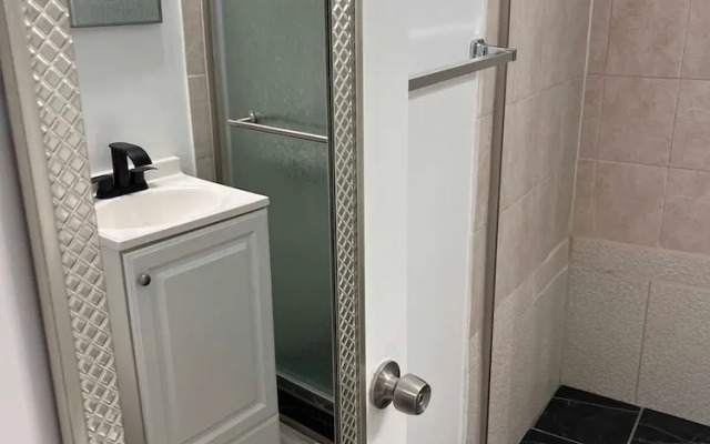 Upper East Side Renovated Studio Free Parking