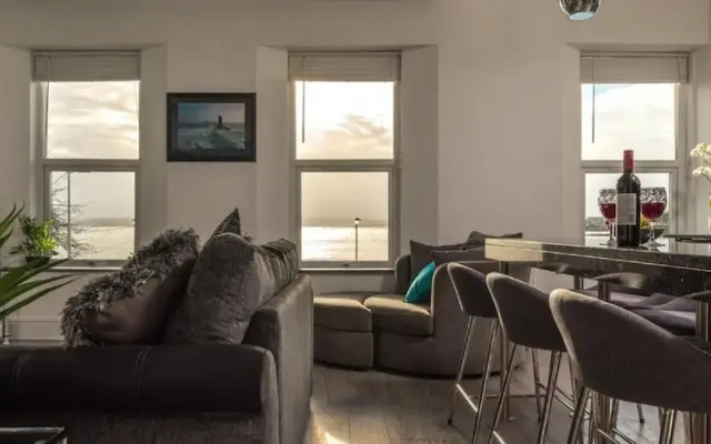 Sandybanks - Stylish apartment on Torquay promenade