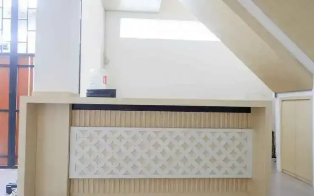 RedDoorz Plus near Pasar Gede Solo