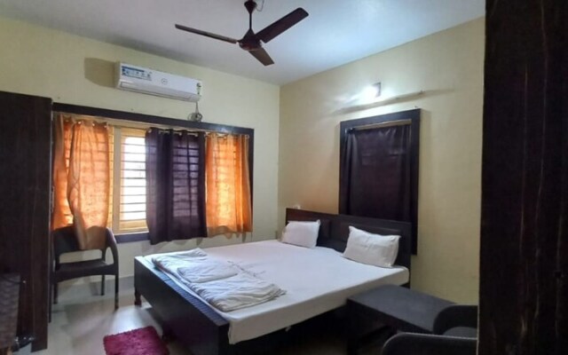 Goroomgo Moon CT Road Puri