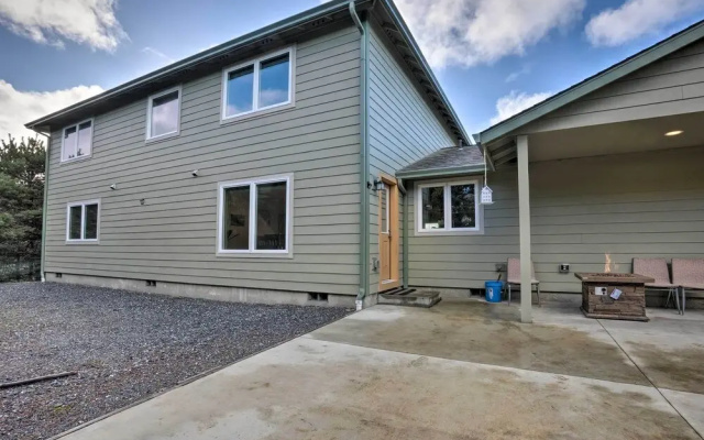 Spacious Bandon Getaway - 2 Blocks to Ocean!