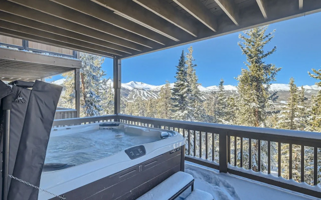 Slopeview Sanctuary 4 Bedroom Home by RedAwning