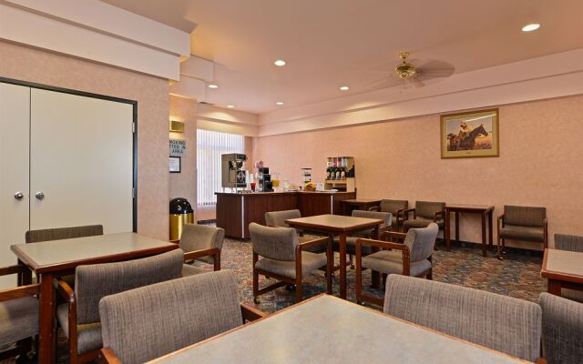 Econo Lodge Inn & Suites