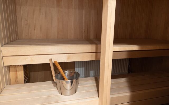 2ndhomes Gorgeous Courtyard Home w Sauna