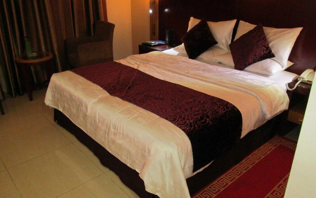 Palette Phoenix Hotel - Image 4