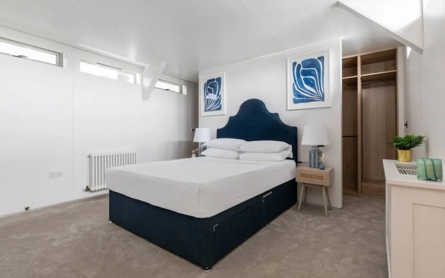 Cheyne Walk Houseboat by Onefinestay