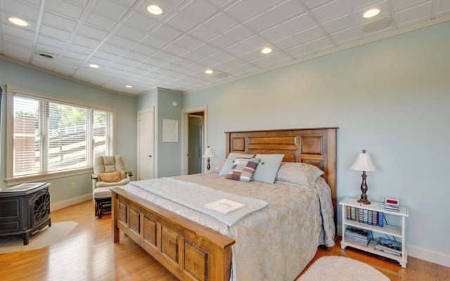 4 Mi to German Village: Studio w/ Hot Tub!