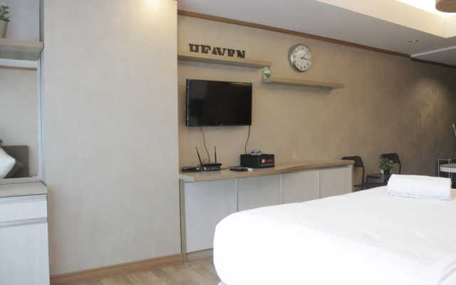 Comfortable And Spacious Studio Apartment At Tamansari La Grande