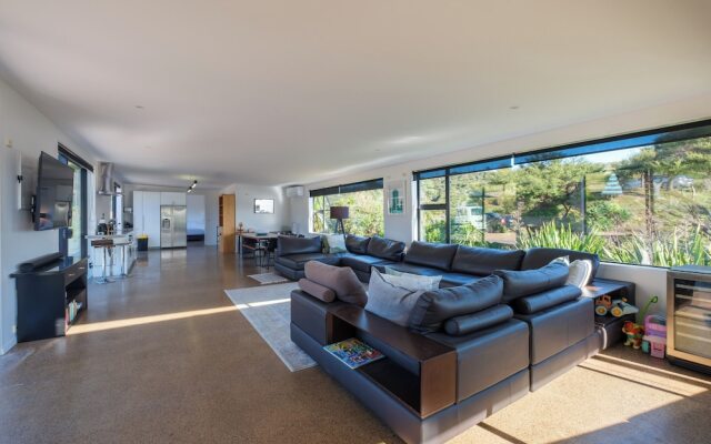 Wharetana Bay Villa with beach walkway