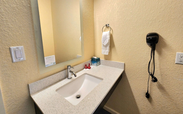 Days Inn by Wyndham Freeport