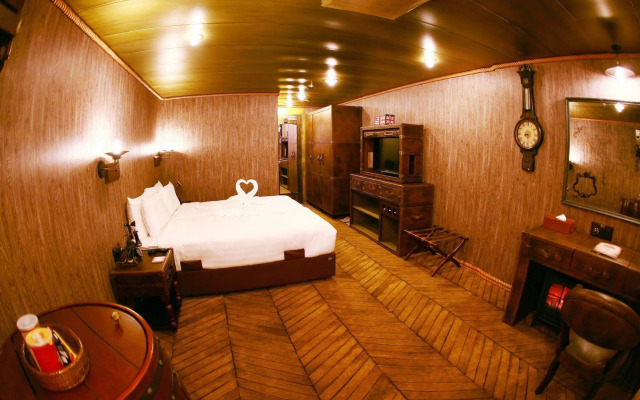 Vintage Luxury Yacht Hotel