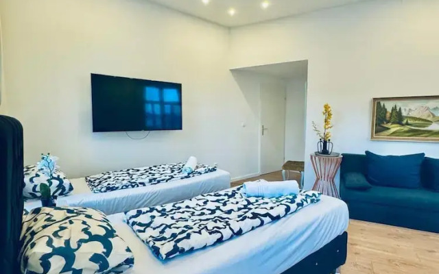 Spacious 3BR Near Kaufpark Alterlaa