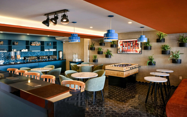 Vista Express Guadalajara Expo SureStay Collection by BW