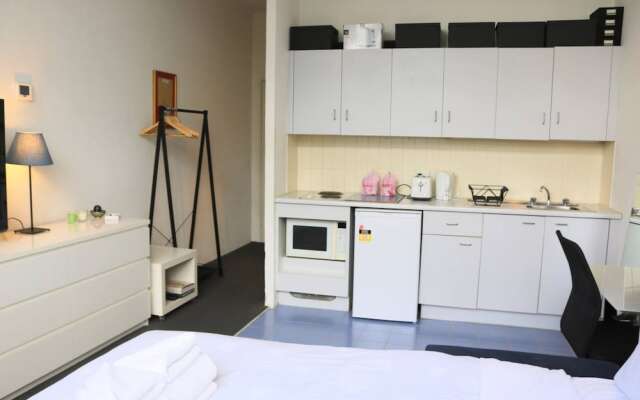 Cosy Newtown Studio Apartment With Swimming Pool