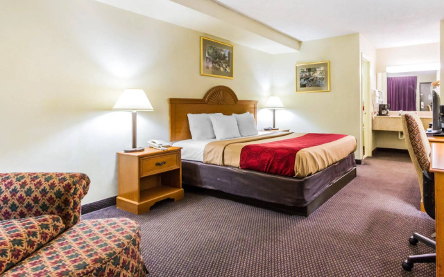 Econo Lodge Inn & Suites