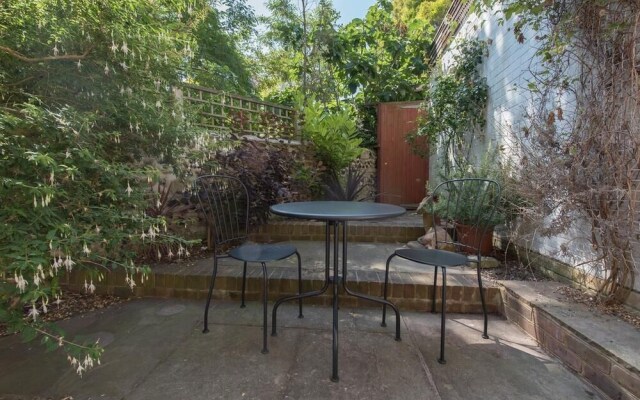 Seafront Walk Garden Apartment