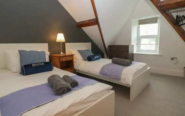 Apartment 2, Gorwel Glas