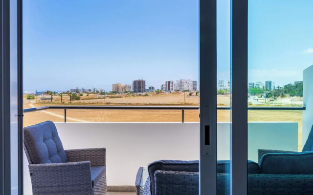 Olympus Stylish 2-BR Apt in Larnaca
