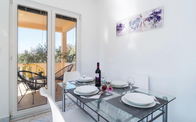 Amazing Home in Sutivan with Hot Tub, WiFi & 3 Bedrooms