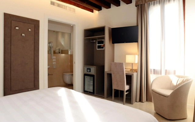 Leone Hotel