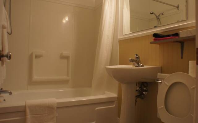 Silverwood Inn & Suites