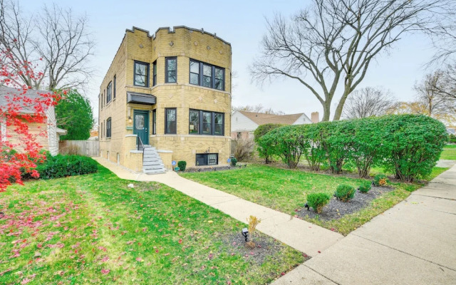 Pet-friendly Family Apartment - Near NU Campus!