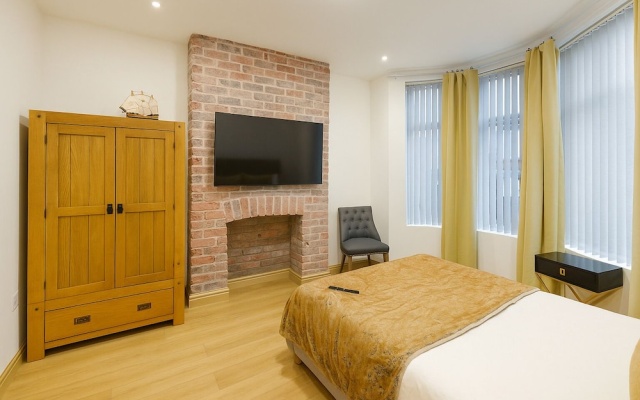 4-BR Liverpool House Free Parking