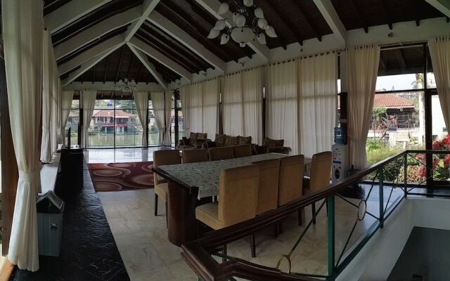 Villa Pinggir Danau Puncak for 30 pax