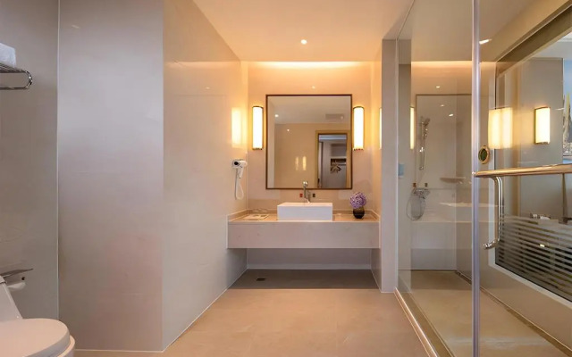 Vienna International Hotel Qishi Center Branch in Dongguan, Guangdong.