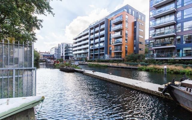 1 Bed Top Floor Flat near Shoreditch
