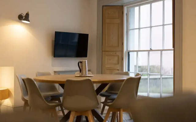 Windermere House - Sea Views Close to Harbour