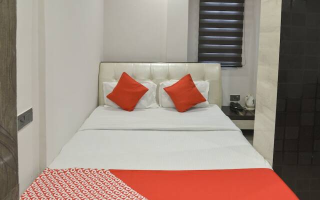 OYO Flagship 3352 Krishna Guest Lines Bagri Market