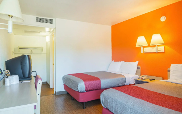 Motel 6 Russellville, AR