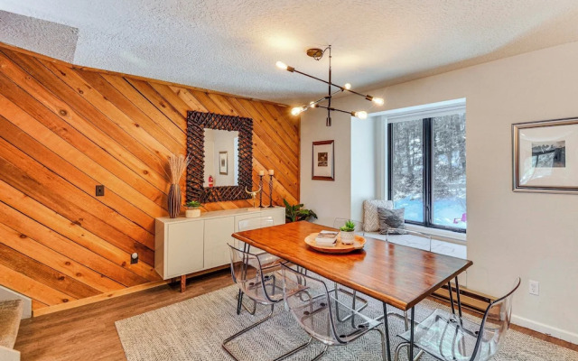Walk to Town & Slopes: Riverfront Breckenridge Gem