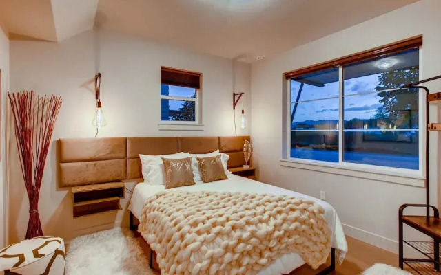 Old Town Swank - Brand New To Brewery District!