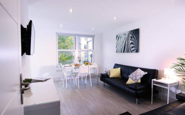 Modern Sea Front Apartment Sleeps 10