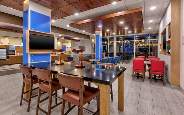 Holiday Inn Express & Suites Milan – Sandusky Area by IHG