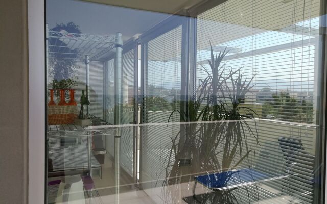 Art House Margine Rosso