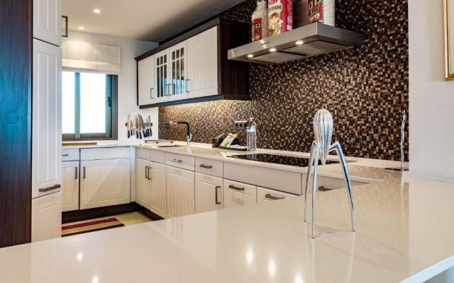 CB1- Sweet flat, shared pool in perfect location