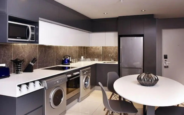 Sandtoncity-apartment-sleeps4-pool-parking