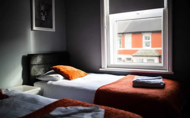 Tulip House Sasco Apartments