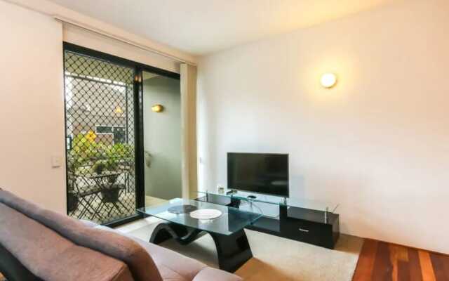 Contemporary 1 Bedroom Teneriffe Apartment with Pool and Gym